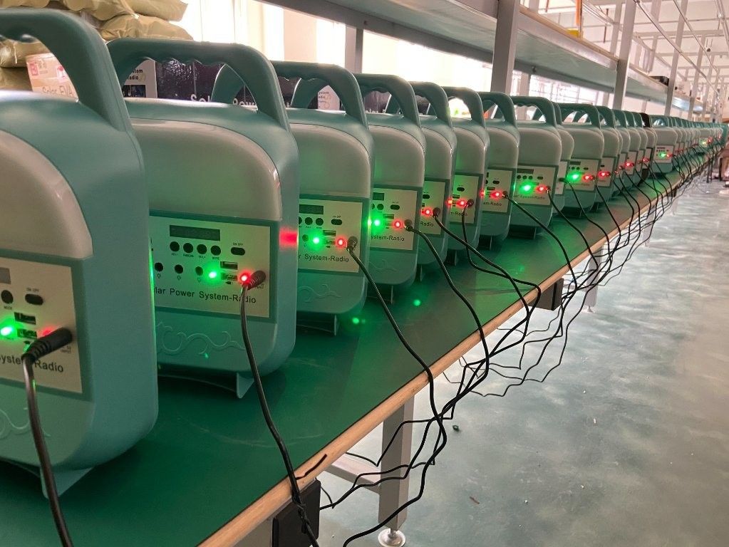 12W সোলার প্যানেল সিস্টেম 4 LED বাল্ব পোর্টেবল সোলার পাওয়ার লাইটিং সিস্টেম কিট
